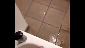 Afspelen Hete kerel speelt met zichzelf onder de douche