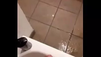 Reproduzir Cara gostoso brincando sozinho no chuveiro