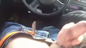 Jouer Une salope brune fait une pipe à un chauffeur de taxi en guise de pourboire