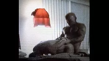 Afspelen Vrouw neukte doggy style gebogen over het bed en ik draag een peniskoker