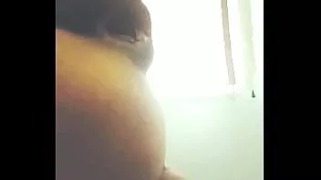 চালান এশিয়ান কিশোর পা ছড়িয়ে শিশ্ন নেয়।