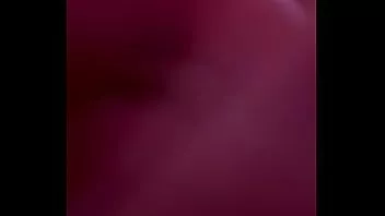 play Video casero de frotar el coño mojado, la veo correrse antes de llenarlo con una polla dura