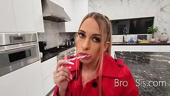播放 今年圣诞节继姐吃我的鸡巴 - khloe kapri