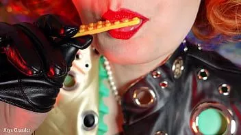 চালান Asmr mukbang: ফুড ফেটিশ - চকলেট খাওয়া - ল্যাটেক্স রাবার মিল্ফ ব্লগার আর্য