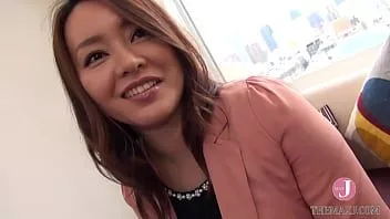 Jouer Rika baise à la main une bite délicieusement jeune tout en la suçant.