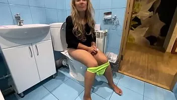 再生 継母はパンティーを履いていなかったのは、義理の息子がお尻を犯すのに便利だったからです