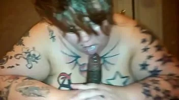 Jouer Tatted bbw donne la gorge au style bbc pov pendant que son mari est assis dans un coin
