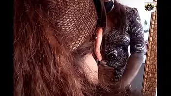 Reproducir La youtuber rebeca afeitándose el coño en el espejo