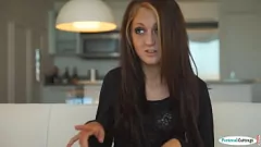 Abspielen Das erste Sextape einer jugendlichen Amateurin: Ein heißer Casting-Pov-Porno
