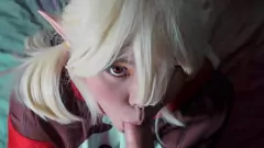 Oynat Cosplay içinde sevimli genç klee, maceracıya sıcak oral seks verir