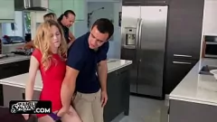 Reproducir La pequeña adolescente rubia se sacude en secreto a su hermanastro que juega duro durante la cena familiar