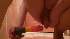 Oynat Sıska Femboy Sasha Earth'in Yalnız Banyo Oyuncak Oyun