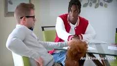 Afspelen Verveelde tiener laat BBC-docent vrij in een intens trio