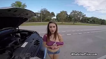 Reproduzir Resolvendo problemas de carro com buceta e peitos grandes